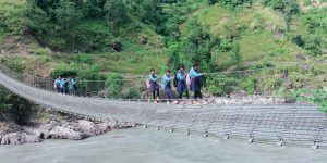 देवता रिसाउने डरले जीर्ण पुलबाटै जोखिमपूर्ण यात्रा गर्न बाध्य