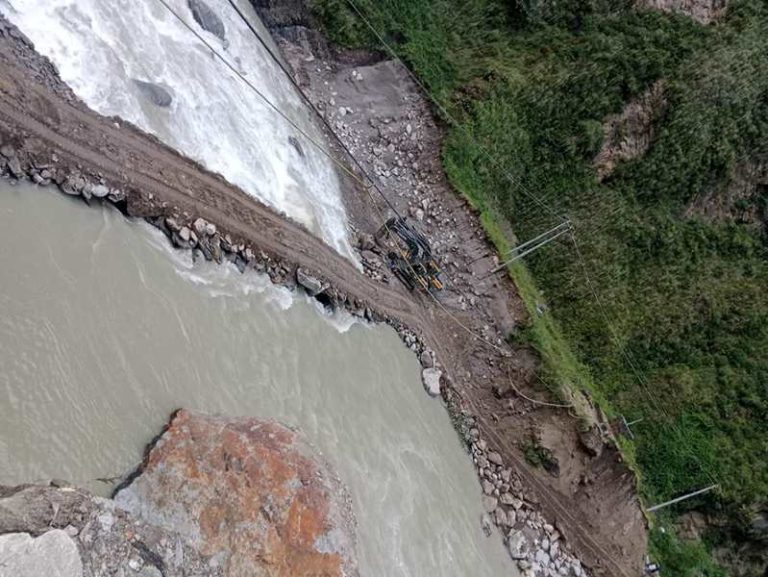 ह्युमपाइपले जोडियो तातोपानी नाका