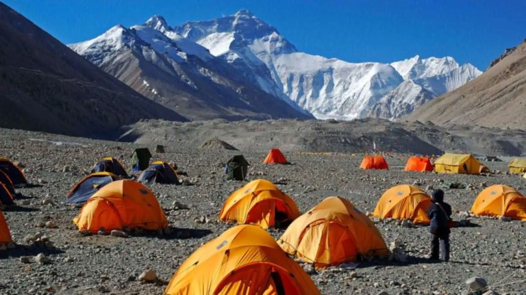 वसन्त ऋतुको आगमनसँगै सगरमाथा आरोहणको तयारी तीब्र, बाटो बनाउन ‘आइसफल डाक्टर’